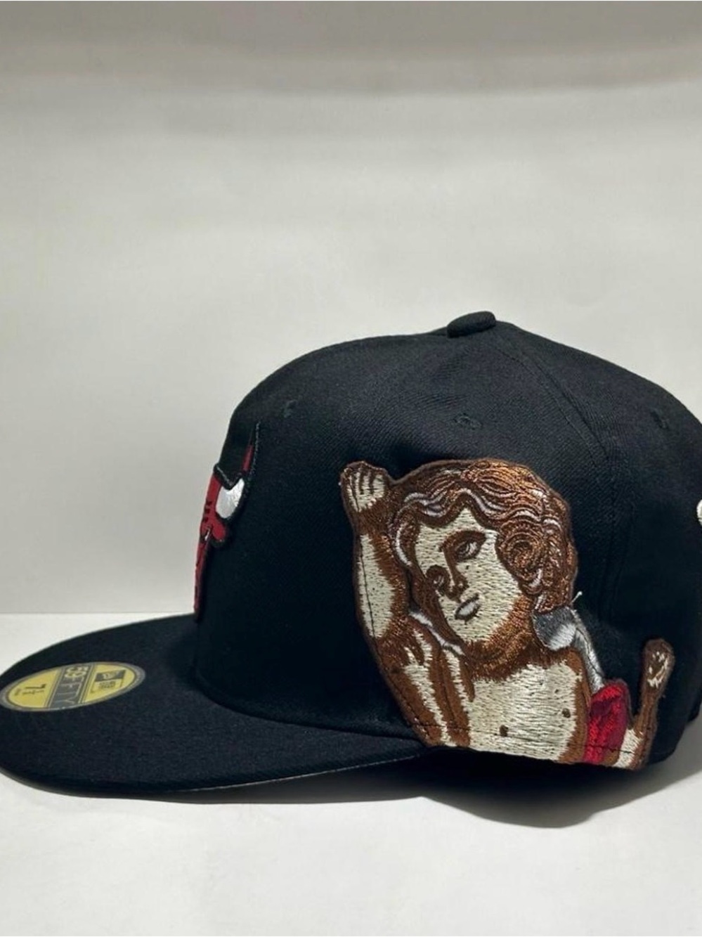 Jon Stan x Chicago Bulls New Era 59FIFTY Custom Cherub Hat Black 7 1/2 NWT - Picture 6 of 8